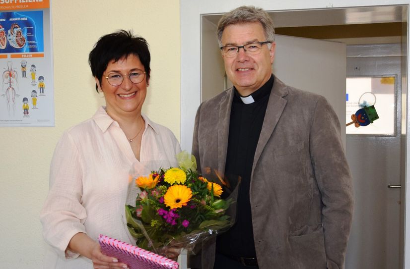 Rektor Markus Müller verabschiedet Schulleiterin Yvonne Hiob mit großem Dank.