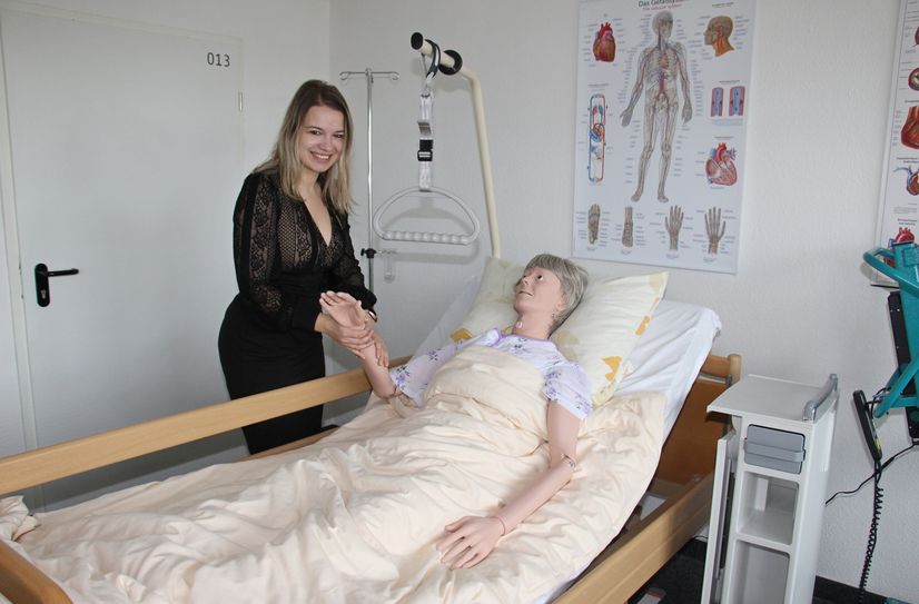 Stefanie Jurisch in einem der modern ausgestatteten Fachkabinette im neuen AWO-Bildungswerk.