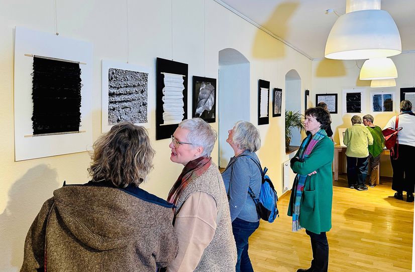 Die Begeisterung für Kunst des Webens wurde bei Katrin Schreiber durch die Dresdner Weberin Johanna-Elisabeth Nehm geweckt. Sie begann mit einer Ausbildung bei Frau Nehm in Dresden und im Wendländischen Werkhof Kukate zur Textilverarbeiterin Weben.