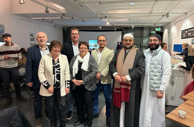 Großräschens Bürgermeister Thomas Zenker (l.), Alexander Erbert, Beigeordneter des Landkreises OSL (3.v.l.), Kathrin Tupaj, Integrationsbeauftragte des Landkreises OSL (m.), Omar Kassab, Vorsitzender des Integrationsbeirates OSL (3.v.r.) mit weiteren Gästen aus dem Landkreis und aus Nordrhein-Westfalen.