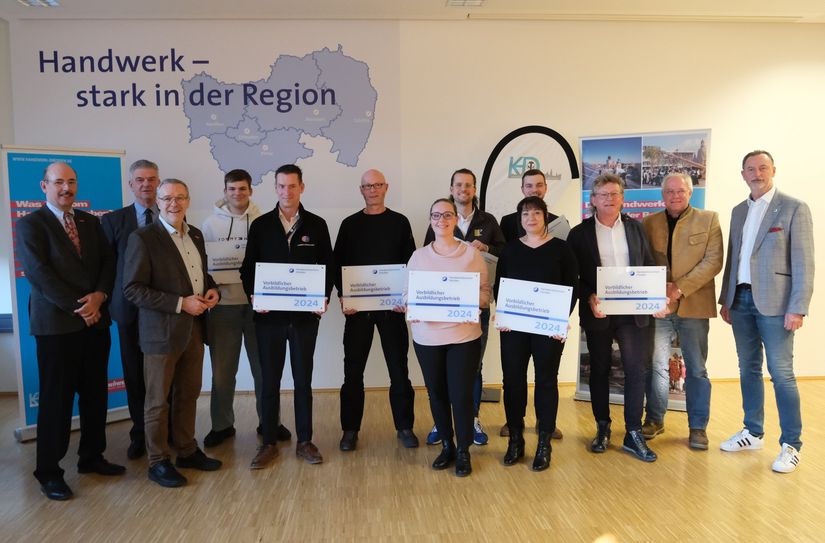 Acht Ausbildungsbetriebe aus Dresden erhielten ihre Urkunde als "Vorbildlicher Ausbildungsbetrieb 2024": Autocenter Dresden GmbH, Deutsche Werkstätten Hellerau GmbH, Elektro Dresden West Firma, Haarpflege Dresden, HTS Dresden, Jeschke Maler- Bau- Service GmbH, Malerbetrieb Raumkunst Arndt GmbH, Orthopädie- und Rehatechnik Dresden GmbH.