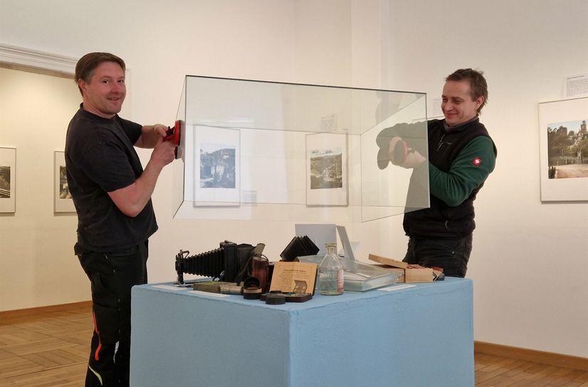 Kurator Axel Rüthrich (re.) und Mitarbeiter Michael Bruns beim Einrichten der Sonderausstellung.