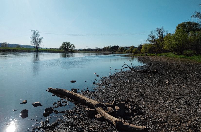 Der Wasserstand der Elbe sinkt auch im Landkreis Meißen. Jetzt wird die Wasserentnahme per Allgemeinverfügung beschränkt.