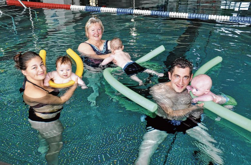 Andrea Kirsten-Rendler (M.) beim Babyschwimmen in der Schwimmhalle Riesa. Die Hebamme ist Präventionspartner der AOK-Plus.