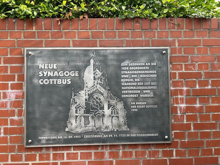 Gedenktafel erneuert.