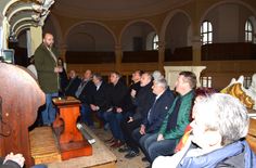 Jens Heinert (l.), der Küster der Großenhainer Marienkirche begeistert die Bürgermeister des Treffens mit dem Spiel auf der Orgel.