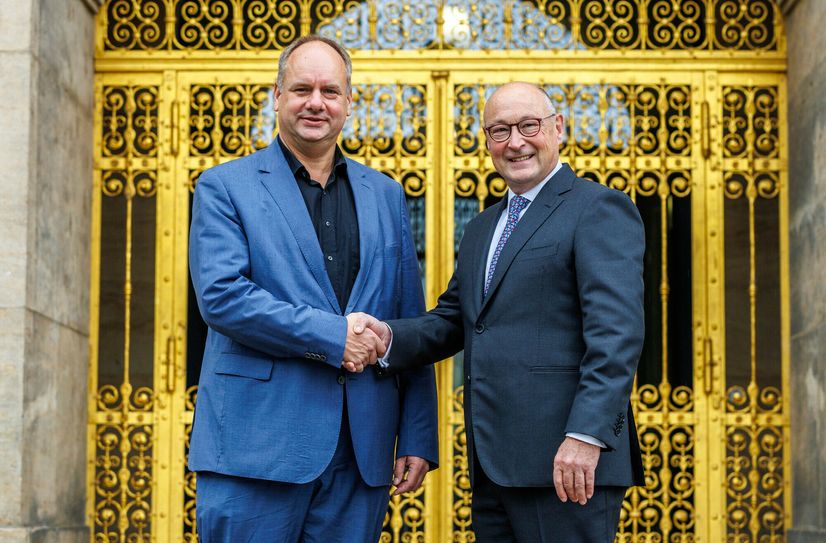Oberbürgermeister Dirk Hilbert (li.) und Vonovia-Vorstandsvorsitzender Rolf Buch sind sich einig. Jetzt muss nur noch der Stadtrat zustimmen.
