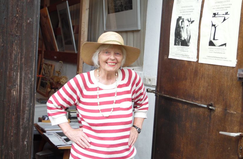 Helga Luzens vor dem Eingang der Galerie Hofmannsches Gut.