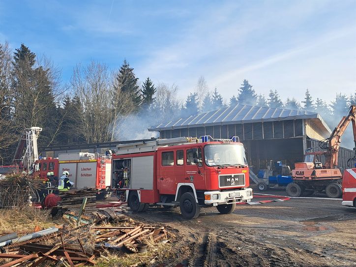 Das Feuer in der Lagerhalle hat sich schnell ausgebreitet.