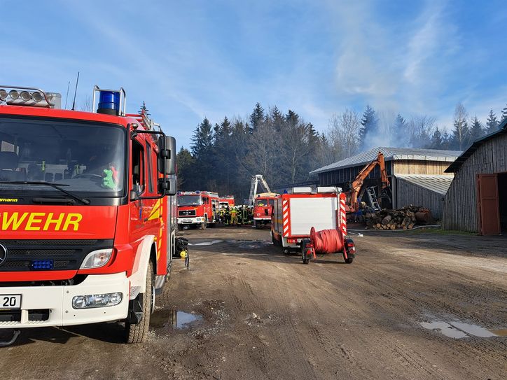 Dutzende Feuerwehren aus der Umgebung sind im Einsatz.