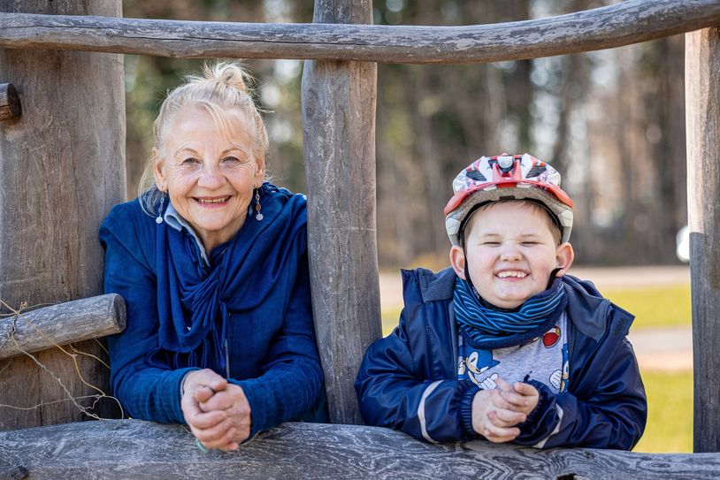 Birgit Kirchner, ehrenamtliche Familienbegleiterin im Kinderhospiz in Burg und Geschwisterkind Emil.