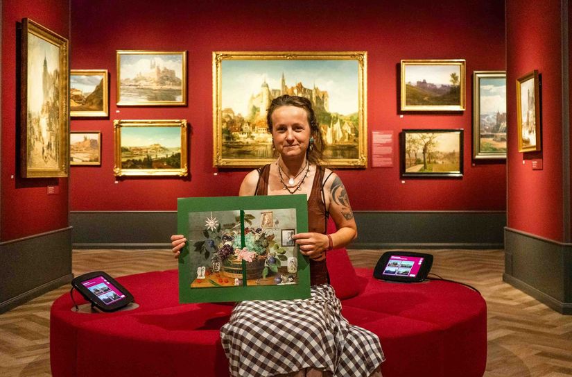 Museumspädagogin Maria Pretzschner zeigt eine Collage aus Auschnitten aller Auktionskataloge.