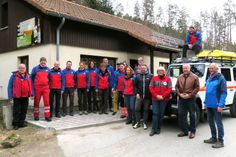 Die Kameraden der Bergwacht nahmen im Beisein von Ekkehard Schneider (Präsident DRK Kreisverband Sebnitz), Michael Geisler (Landrat des Landkreises Sächsische Schweiz-Osterzgebirge), Rita Seidel (Vorstand DRK Kreisverband Sebnitz) und Hendrik Wagner (Pressesprecher Radeberger Exportbierbrauerei, v.r.n.l) die generalsanierte Bergwachtstation im Bielatal in Besitz.