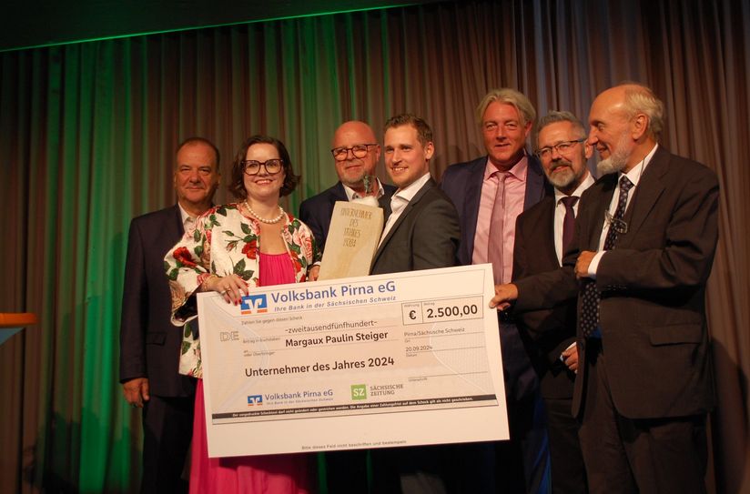 Unternehmerin des Jahres, Margaux Steiger (2.v.l.), mit ihrem Mann André Steiger (4.v.l.) bekommt den Preis von Dr. Hauke Haensel (Vorsitzender Vorstand Volksbank, 3.v.r.), Jens Köhler (Vorstand Volksbank, 2.v.r.),  Prof. Dr. Thomas Gischke (Aufsichtsratsvorsitzender Volksbank, 1.v.l), Jörg Seidel (SZ Pirna, 3.v.l.) und dem Gastredner Prof. Dr. Hans-Werner Sinn (1.v.r.) überreicht.