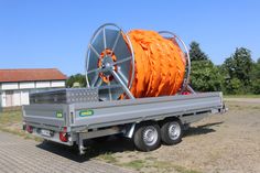 Die neue Kompakte Schnelleinsatzölsperre kommt in kleinen und mittleren Fließgewässern, Talsperren und Seen zum Einsatz. Sie ist handlich, unverwüstlich und praxisbewährt. Auch bei hohen Fließgeschwindigkeiten und niedrigen Wasserständen kann sie gute Dienste leisten.