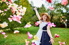 Blumenmädchen Leonie Werner präsentiert den 30. »Tag der Sachsen« in Sebnitz.