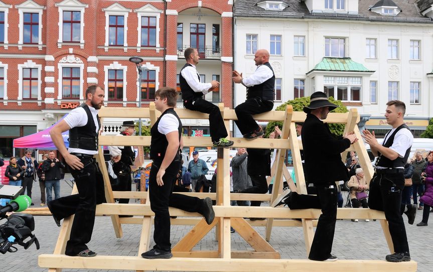 Der klassische »Zimmermannsklatsch« einmal anders zelebriert: auf dem selbstgezimmerten drehbaren »Karussell« sitzend.