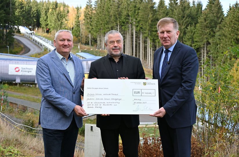 Geschäftsführer Jens Morgenstern (Wintersport Altenberg - Osterzgebirge GmbH), Landrat Michael Geisler und Staatssekretär Dr. Frank Pfeil (Sächsisches Staatsministerium des Innern) bei der Scheckübergabe in Altenberg (v.l.n.r.).
