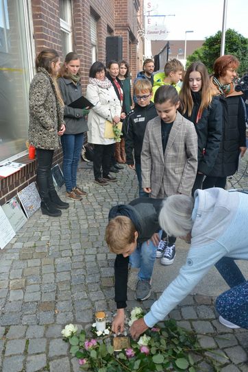 Spremberger Schüler legen Kieselsteine nach jüdischen Gebrauch nieder.