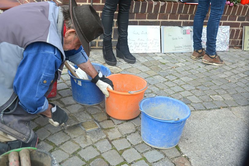 Gunter Demnig verlegt den Stolperstein.