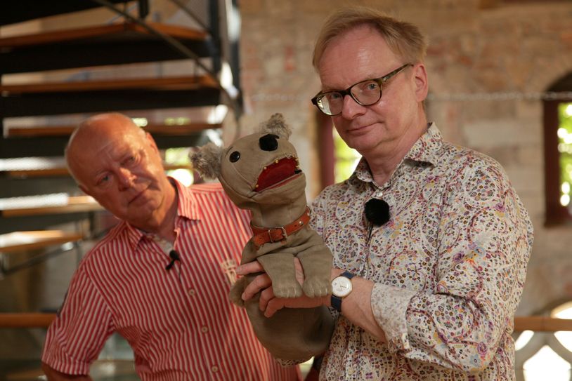 Andreas Fülfe (li.), Sohn von Heinz Fülfe alias »Taddeus Punkt«, gibt Struppi im StadtMuseum Pirna in die Obhut von Uwe Steimle. In »Steimles Welt« wird der Puppenfigur nun neues Leben eingehaucht.           Foto: D. Förster