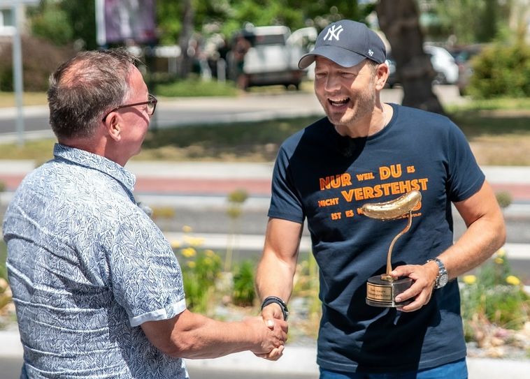 Im Sommer besuchte Mario Barth Lübbenau und überreichte Bürgermeister Helmut Wenzel das "Saure Steuergürckchen".