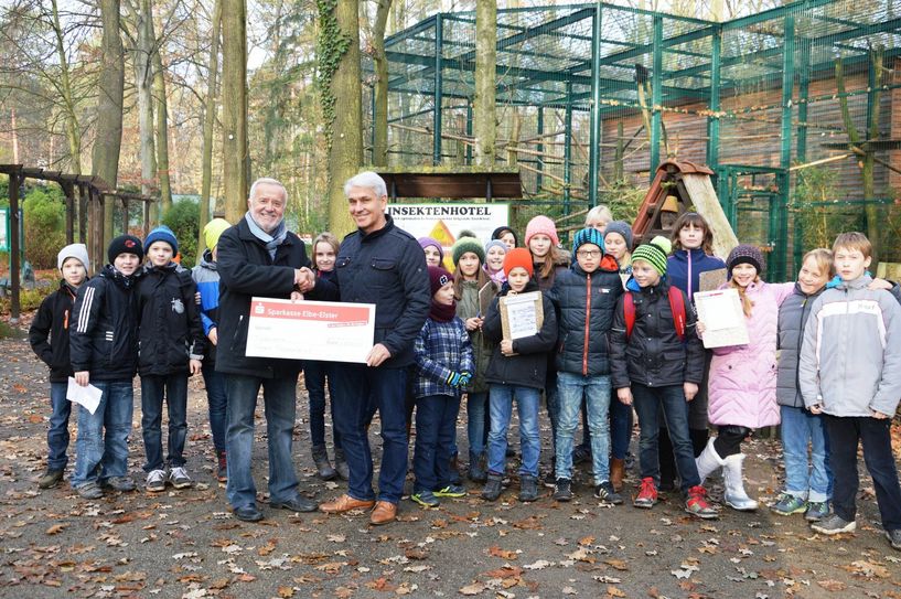 Detlef Zobel (re.) und Manfred Schäfer (li.) bei der Spendenübergabe. Foto: FF