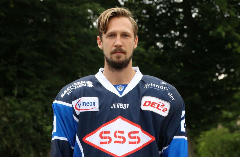 Simon Karlsson bleibt den Eislöwen treu.
