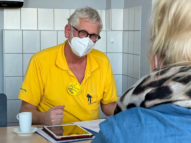 Dipl.-Med. Hendrik Karpinski, Chefarzt der Klinik für Kinder- und Jugendmedizin im Sana Klinikum Niederlausitz, informiert über die Coronaschutzimpfung bei Kindern und Jugendlichen.