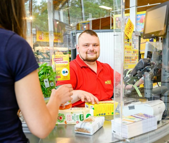 Ab 4. Oktober haben Netto-Kunden die Möglichkeit für regionale Sportvereine zu spenden – entweder an der Kasse oder über das Flaschenpfand. Foto: Netto / PR
