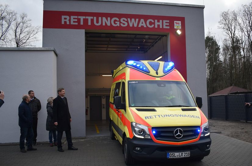 Zur Einweihung fuhr der Rettungswagen symbolisch in seine neue Wache. Sein erster Einsatz führte den Rettungswagen und seine Besatzung bereits in den Nachbar-Landkreis Elbe-Elster.