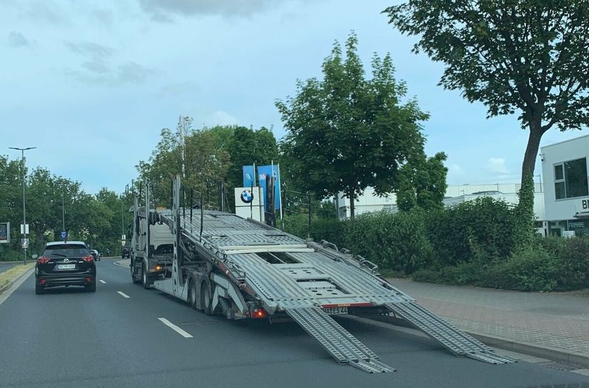 Die Kfz-Anlieferung beim BMW-Autohaus Dresden auf der Dohnaer Straße 99-100 behindert den Berufsverkehr auf der B17 (hier am 14. Juli,  9 Uhr).
