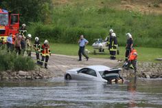 Die Bergungsarbeiten am Elbufer in Pirna. Foto: D. Förster