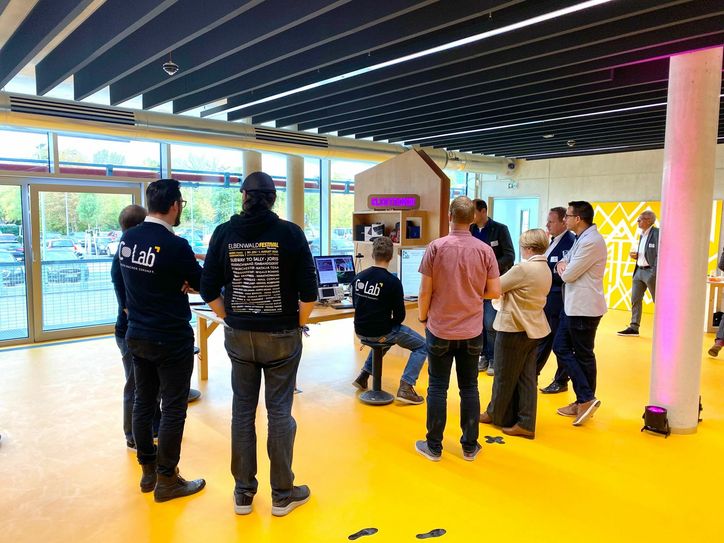 Das CreativeOpenLab (COLab) ist ein zentraler Ort des gemeinsamen Machens in der Lausitz und eröffnet im Startblock seine Türen auf über 600m², mit einem Mitmachbereich im Erdgeschoss und fünf Werkstätten im Untergeschoss, darunter eine CNC-Werkstatt, ein Kunststofflabor, eine Metall-/Blech-Werkstatt und eine Holzwerkstatt.