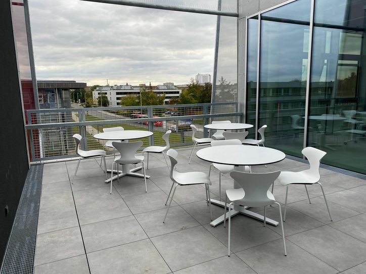 Falls die Köpfe mal rauchen - auch an eine Dachterrasse wurde gedacht. Fotos: jas