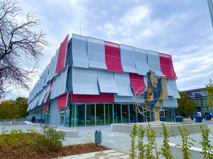 Wo einst die alte Schwimmhalle von Cottbus stand, ragt jetzt das dreistöckige Gründungszentrum „STARTBLOCK B2“ empor.