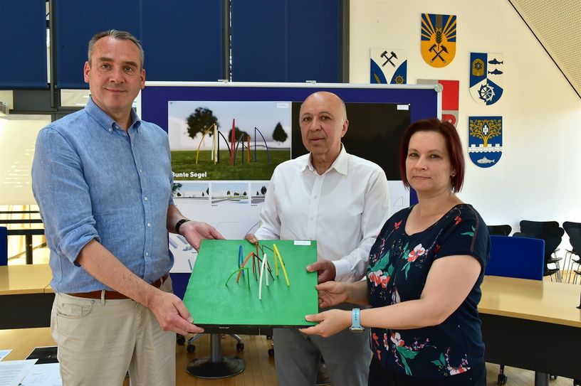 Ararat Heydeyan (M.) hat mit seinem Projekt »Bunte Segel« den Wettbewerb Kunst im Kreisverkehr gewonnen. Bürgermeister Andreas Fredrich (l.) und Ann-Kristin Jank (r.) vom Stadtplanungsamt freuen sich auf die Umsetzung.