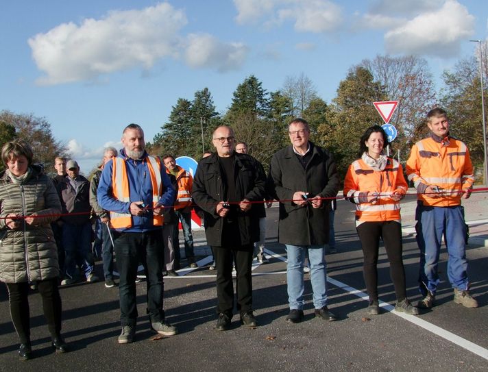 Für die offizielle Eröffnung des Kreisverkehrs, an der auch der Kamenzer Oberbürgermeister Roland Dantz (Mitte) teilnahm, sperrte die Polizei kurzfristig den Einmündungsbereich des neuen Kreisels. Damit ein solches Bild ermöglicht wird.    Foto: Rainer Könen