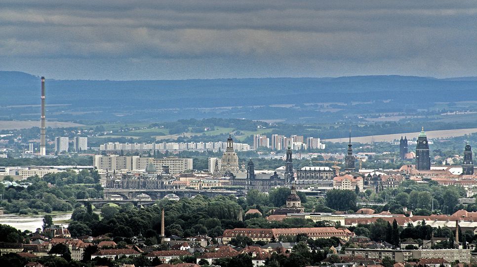 Dresdens Innenstadt aus Radebeuler Perspektive. Beide Städte gehören seit 2017 zur Urlaubsregion »Dresden.Elbland« und treten so auch auf Messen im In- und Ausland auf.   Foto: Schramm