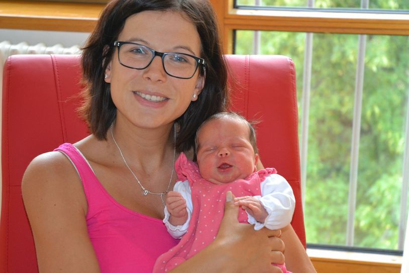Charlotte Mara mit Mutter Stefanie. Foto: St. Joseph-Stift
