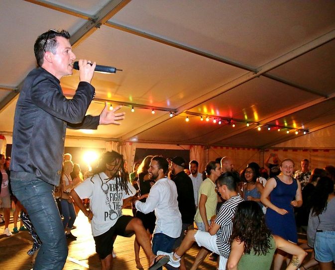 Tom Reichel,  Schlagerstar bekannt  vom Carte Blanche in Dresden…hat das Zelt gerockt! Foto: privat