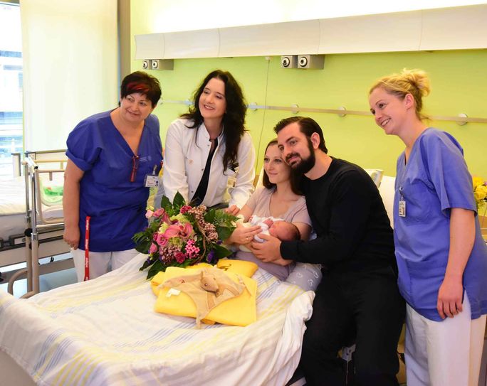 Umrahmt von Krankenschwester (links) und Hebamme (rechts) beglückwünscht die Direktorin der Uni-Frauenklinik, Prof. Pauline Wimberger, den Eltern von Emma, das 2.000. Klinikums-Baby des Jahres. Foto: Uniklinikum Dresden / Holger Ostermeyer