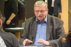 Stadtrat Heiner Schleppers im Gespräch mit Bürgern.