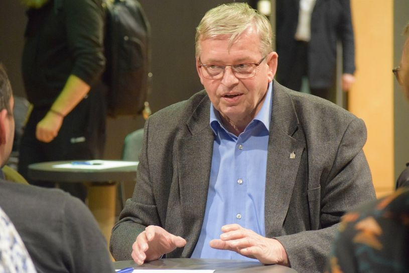 Stadtrat Heiner Schleppers im Gespräch mit Bürgern.