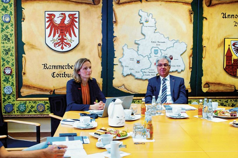 Geschäftsführerin Manja Bonin (li.) und Hauptgeschäftsführer Knut Deutscher (re.) erläutern die aktuelle Konjunkturumfrage.Foto: Jasper Backer