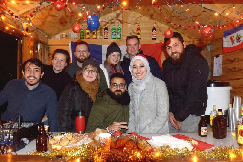 Das Siegerteam des Wettbewerbs um die schönste Weihnachtshütte des studentischen Weihnachtsmarktes 2018. Foto: BTU Cottbus-Senftenberg