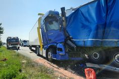 Bei dem Zusammenstoß wurde der LKW-Fahrer in seinem Fahrerhaus eingeklemmt.