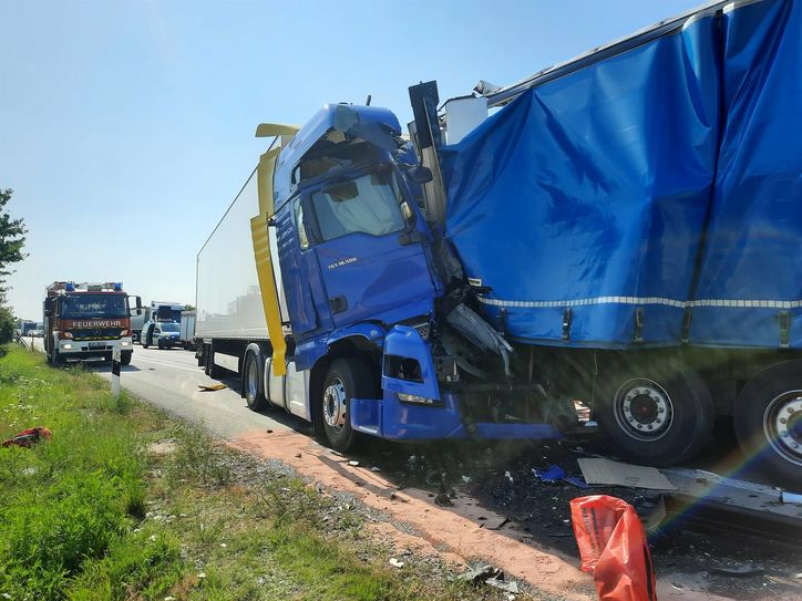 Bei dem Zusammenstoß wurde der LKW-Fahrer in seinem Fahrerhaus eingeklemmt.