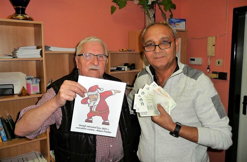 Klaus Fiedler übergab die Spende aus Deutschland an Miroslav Grajcar, den Leiter des Roma-Zentrums (v.l.).
