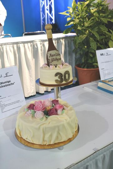 Die Siegertorte »Blumige Glückwünsche«. Foto: Bäckerei Anders